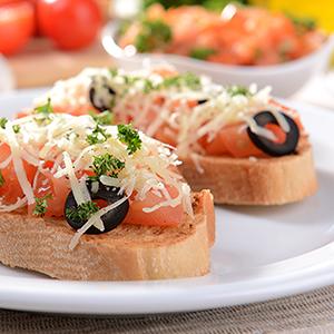 Bruschetta de tomate, atum e azeitonas