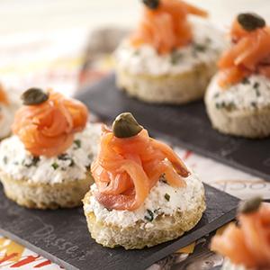 Canapé com pasta de salmão defumado