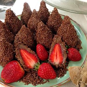 COXINHA DE BRIGADEIRO COM RECHEIO DE MORANGO