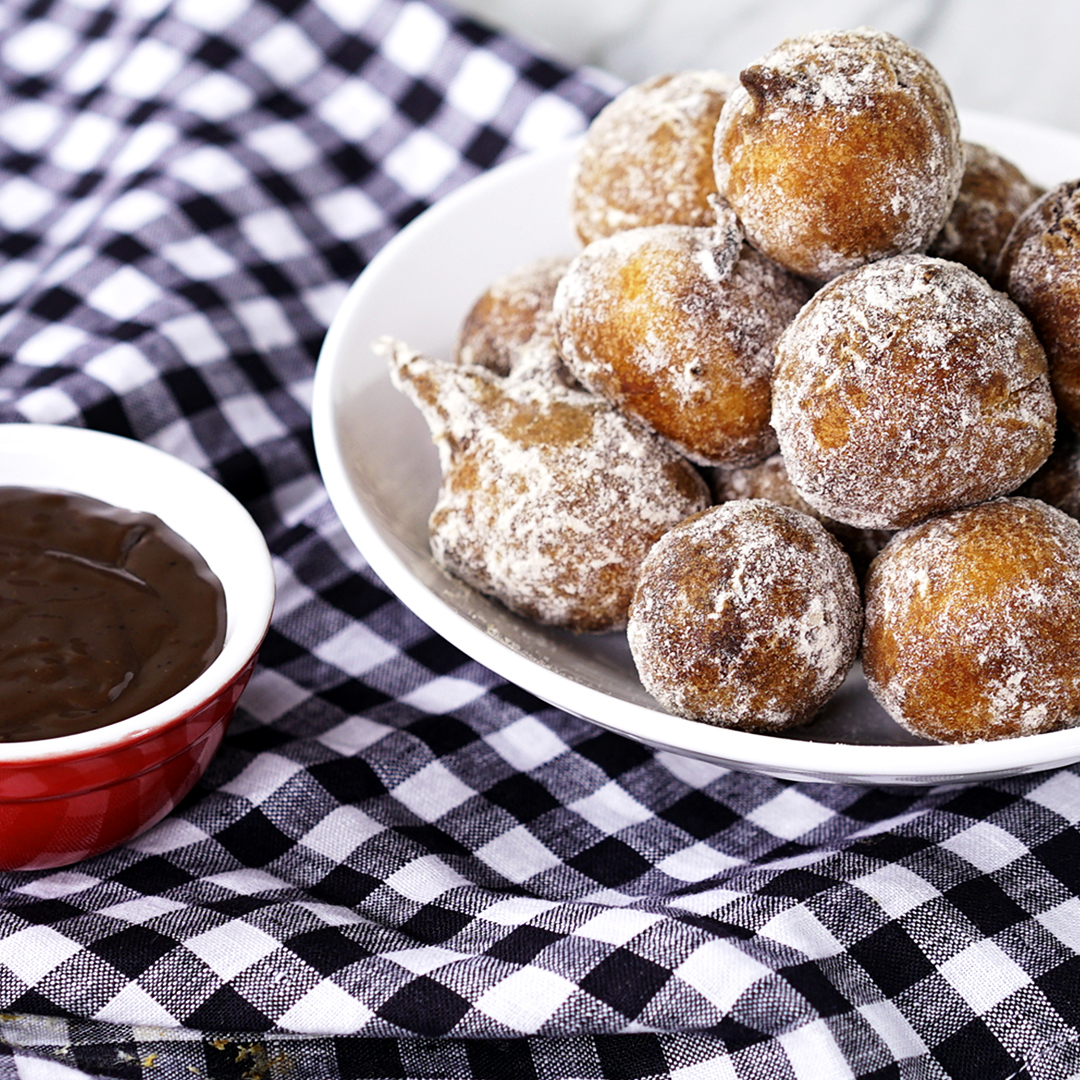 Bolinho de Chuva com Calda de Brigadeiro