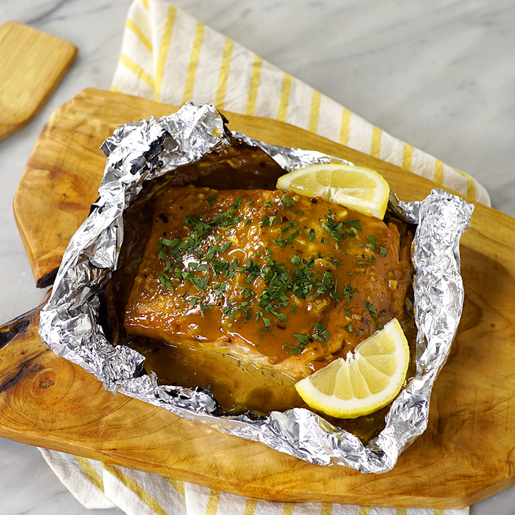 Salmão glaceado com alho e ervas