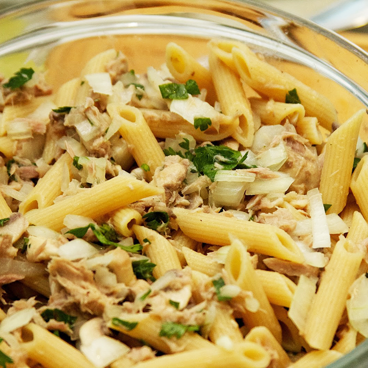 Salada de macarrão com atum