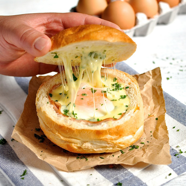 Pão Recheado no Forno com Bacon e Ovo