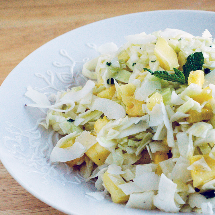 Salada de repolho com abacaxi e coco