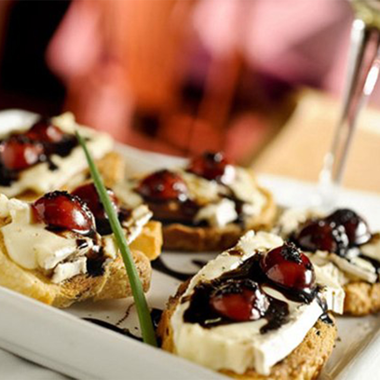 Crostini de queijo brie com tomate, balsâmico e mel