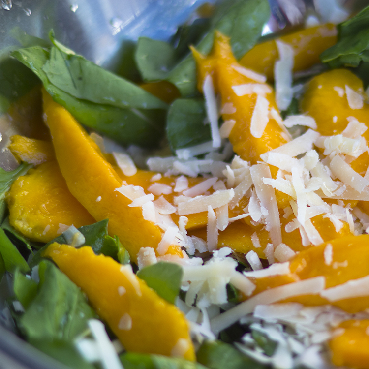 Salada de manga com folhas verdes