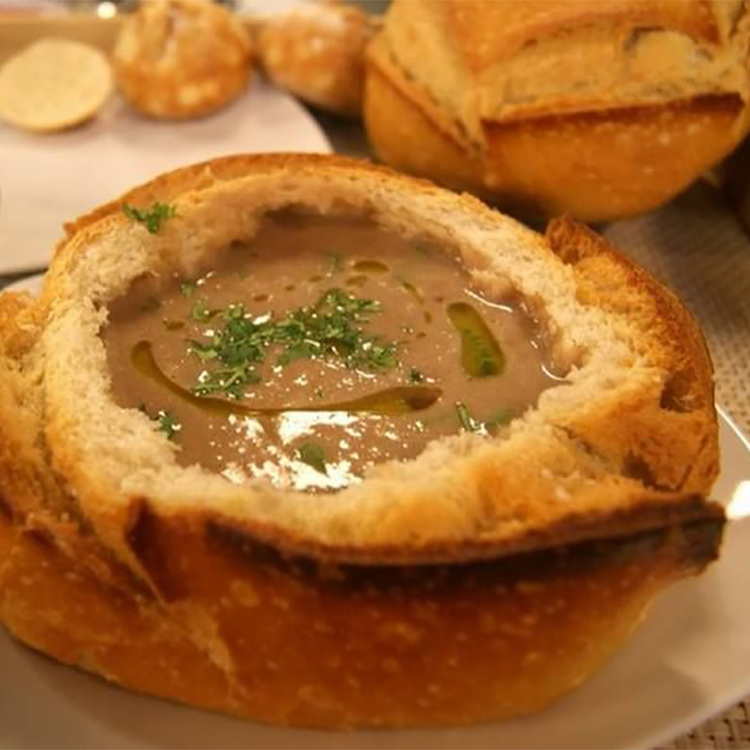 Sopa de feijão com pesto no pão italiano