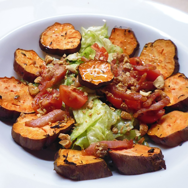 Salada de batata-doce e bacon crocante