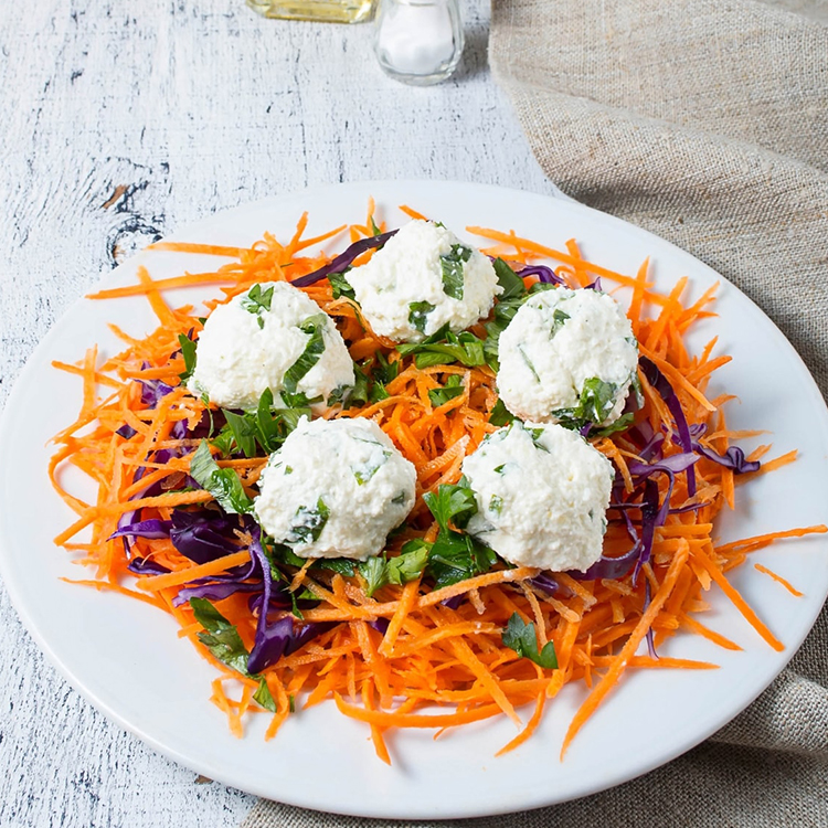 Salada de cenoura, ricota e hortelã