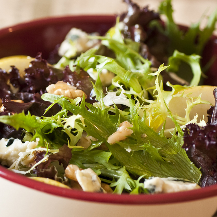 Salada Verde com Pêra, Nozes e Molho de Mostarda e Mel