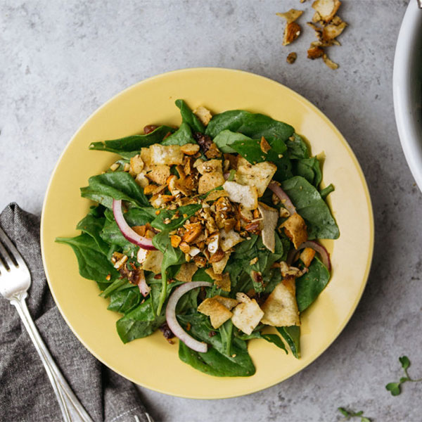 SALADA DE ESPINAFRE COM AMÊNDOAS