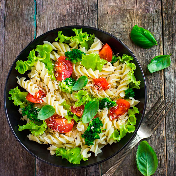 SALADA DE MACARRÃO,LEGUMES E VERDURAS