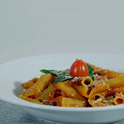 MACARRÃO COM AZEITONA E MANJERICÃO