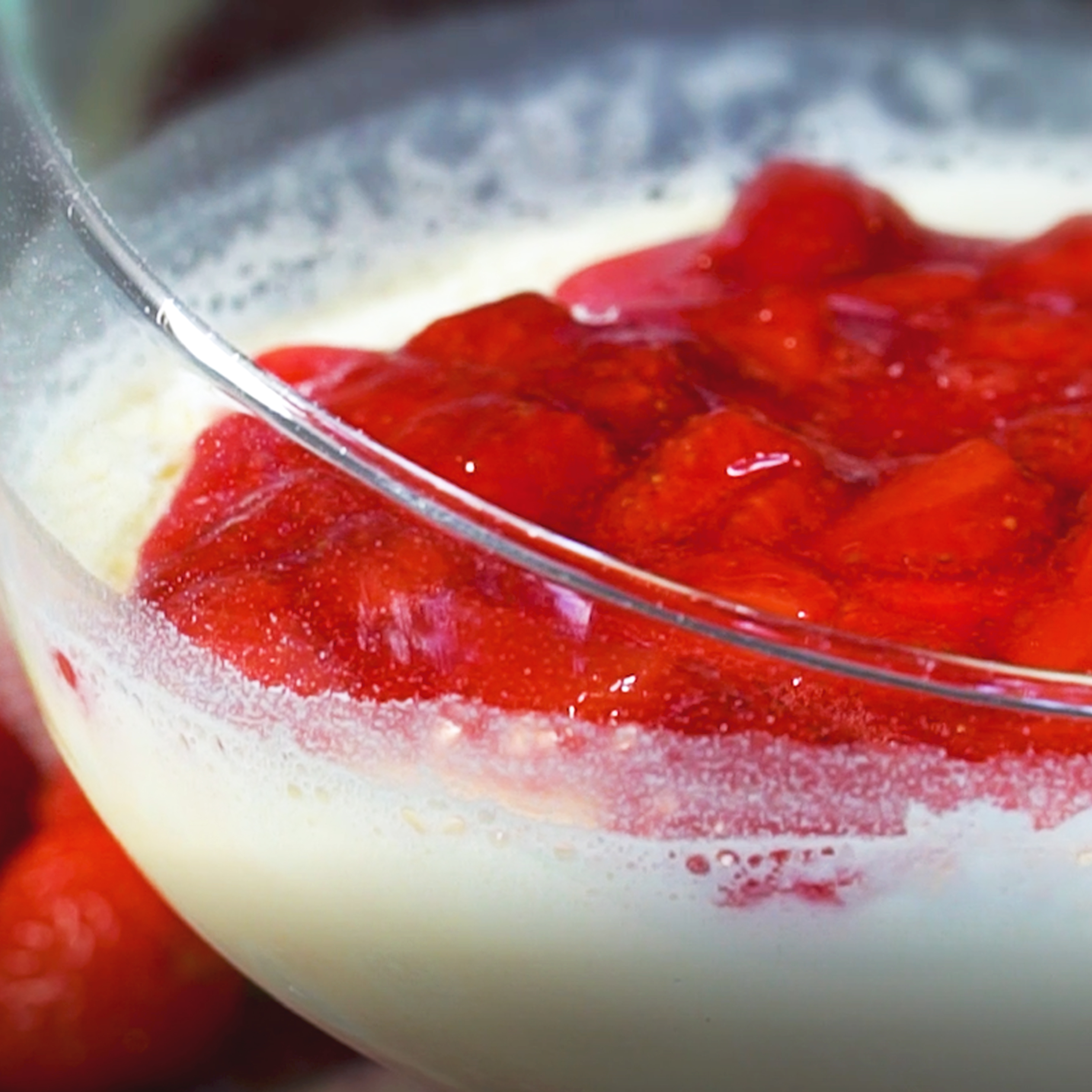 MOUSSE DE LEITE EM PÓ COM CALDA DE MORANGO