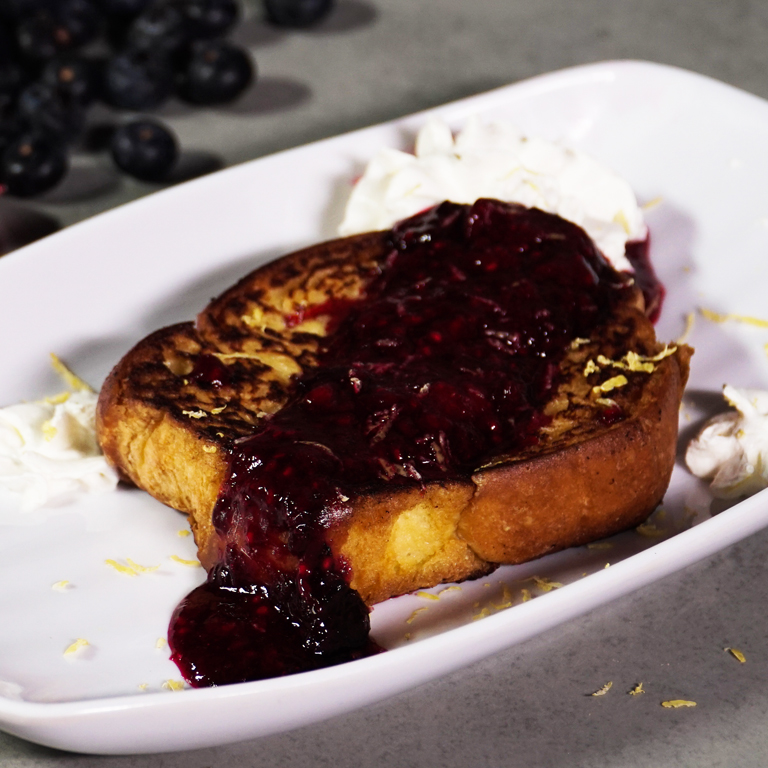 RABANADA COM CALDA DE FRUTAS VERMELHAS