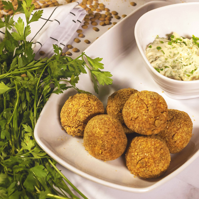 BOLINHO DE LENTILHA COM AIOLI DE ERVAS